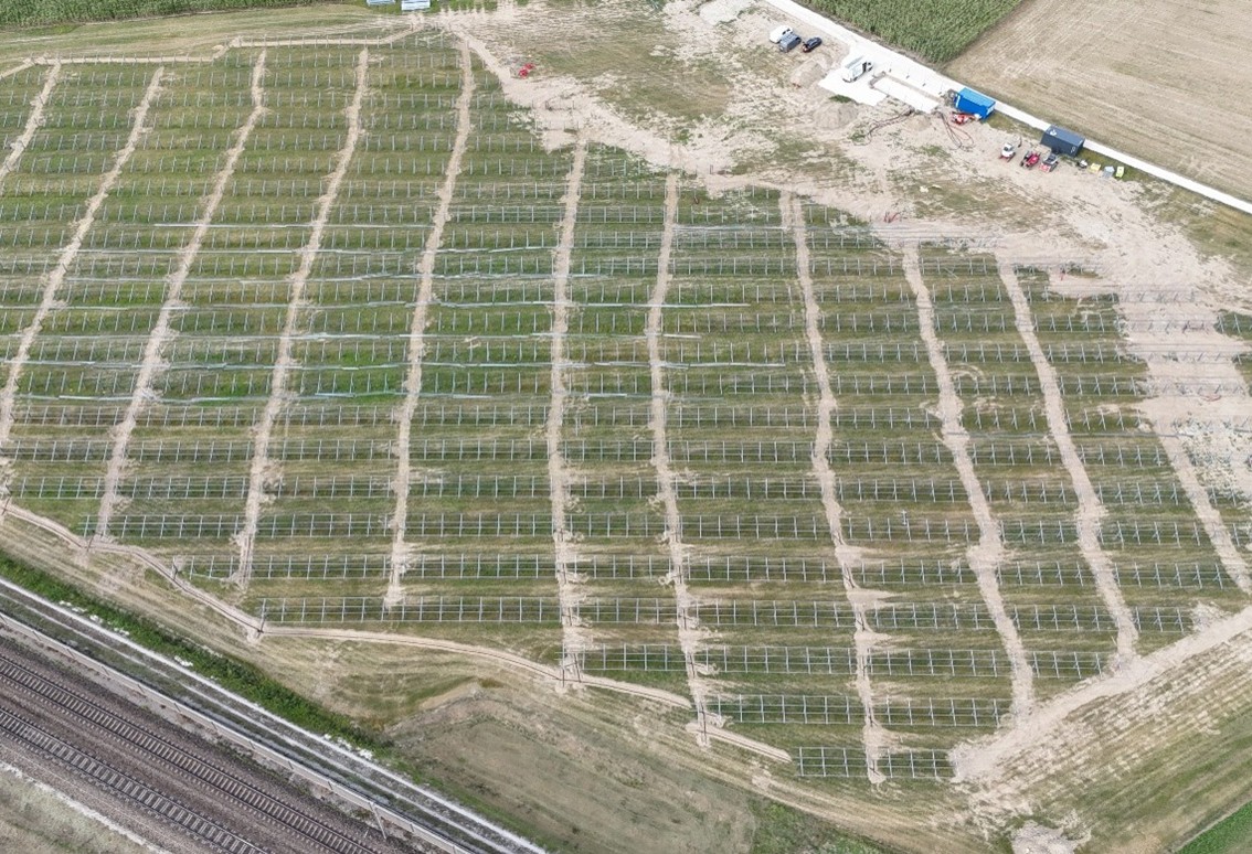 Drohenenfoto AGRI PV Anlage Timelkam, zur Verfügung gestellt von Energie AG Oberösterreich Erzeugung GmbH Bodenkundliche Baubegleitung_Timelkam, Drohnenfoto zur Verfügung gestellt von: Energie AG Oberösterreich Erzeugung GmbH